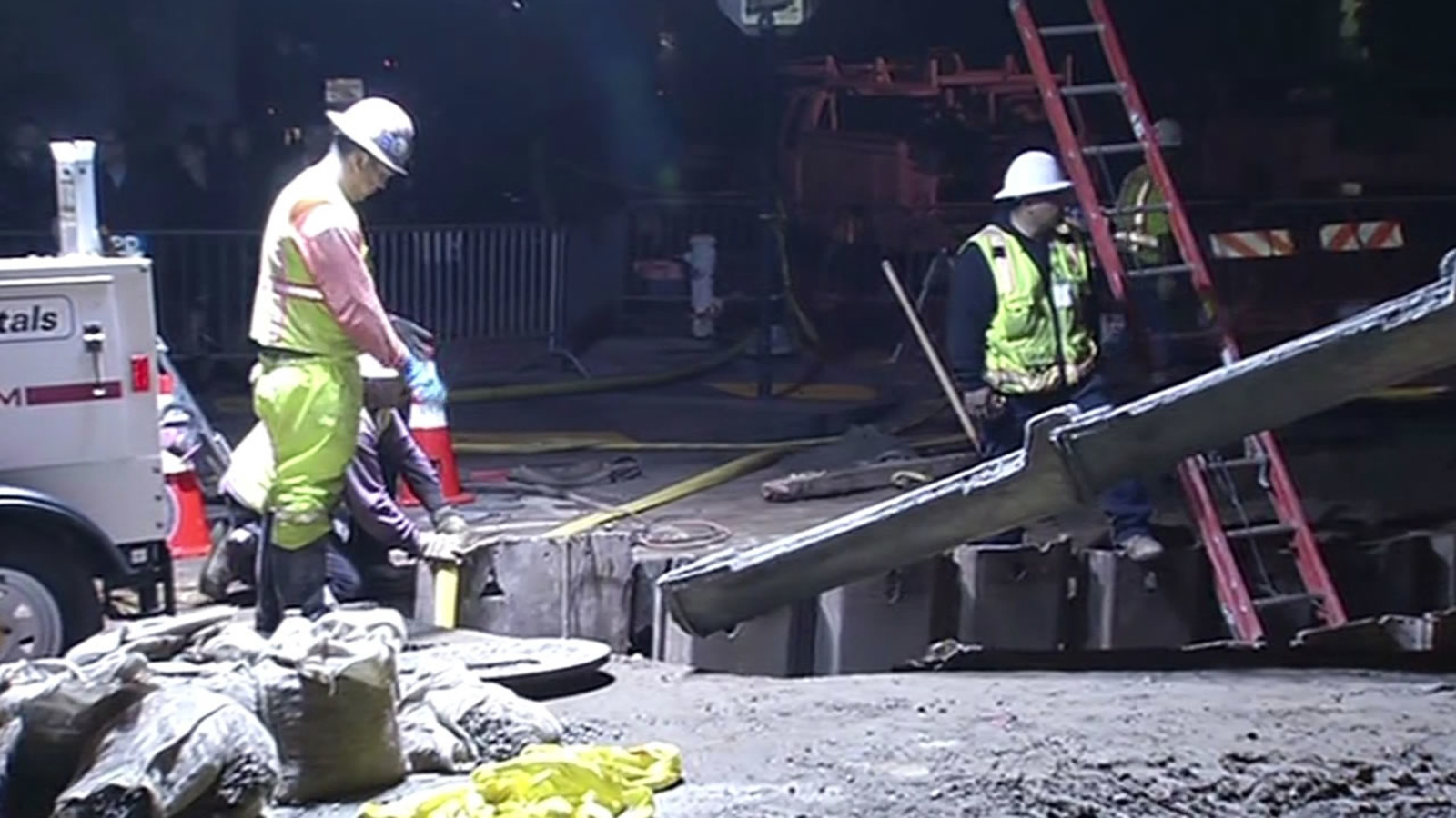 423076_120414-kgo-sf-sinkhole-night-img